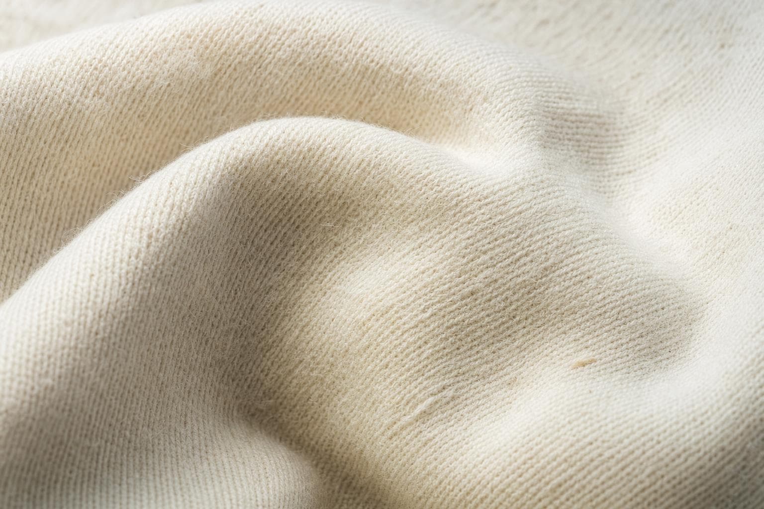 Detaliu de material — jerseul de in și bumbac, textura fină